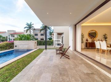 Casa · 360m² · 3 Recámaras · 3 Estacionamientos · Casa en Venta Casa en Residencial Isla Dorada Cancún