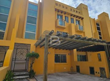 Casa · 250m² · 3 Recámaras · 2 Estacionamientos · Casa en Renta de 3 Habitaciones con Alberca