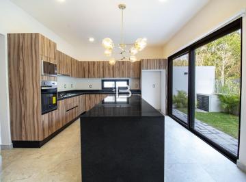 Casa · 250m² · 4 Recámaras · 3 Estacionamientos · Casa en Fraccionamiento Vía Cumbres