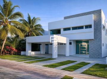 Casa · 382m² · 3 Recámaras · 3 Estacionamientos · Casa en Lagos del Sol