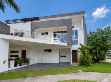 Casa · 5 Recámaras · Casa en Aqua Residencial