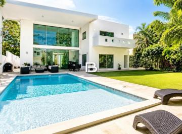 Casa · 920m² · 4 Recámaras · 4 Estacionamientos · Casa en Ciudad de Cancún
