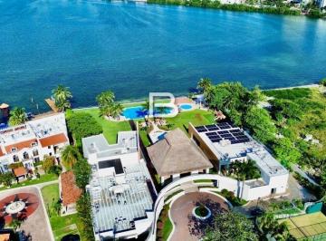 Casa · 450m² · 4 Recámaras · 2 Estacionamientos · Casa en Isla Dorada