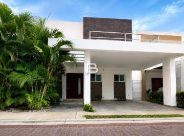 Casa · 300m² · 3 Recámaras · 2 Estacionamientos · Casa en Renta en Residencial Aqua en Cancun