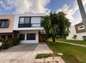 Casa · 138m² · 3 Recámaras · 2 Estacionamientos · Casa en Venta en Residencial Arbolada con Alberca Privada Cancun