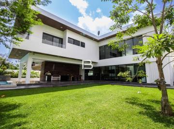 Casa · 1050m² · 5 Recámaras · 6 Estacionamientos · Casa en Lagos del Sol