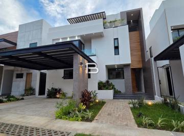Casa · 237m² · 4 Recámaras · 2 Estacionamientos · Casa en Fraccionamiento Vía Cumbres
