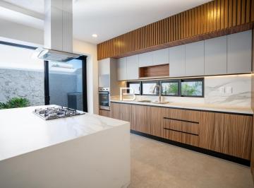 Casa · 256m² · 4 Recámaras · 2 Estacionamientos · Casa en Fraccionamiento Vía Cumbres