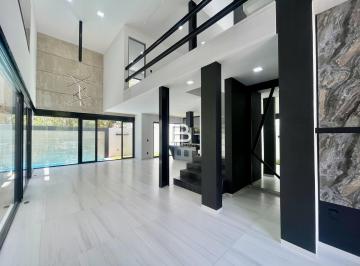 Casa · 228m² · 3 Recámaras · 2 Estacionamientos · Casa en Fraccionamiento Vía Cumbres