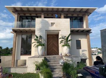 Casa · 750m² · 4 Recámaras · 6 Estacionamientos · Casa en Venta en Puerto Cancun con 4 Habitaciones