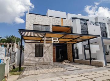 Casa · 211m² · 4 Recámaras · 2 Estacionamientos · Casa en Aqua Residencial