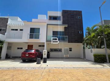 Casa · 220m² · 3 Recámaras · 2 Estacionamientos · Casa en Arbolada