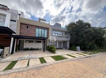 Casa · 140m² · 4 Recámaras · 2 Estacionamientos · En Venta Casa de 3 Habitaciones en Cancun