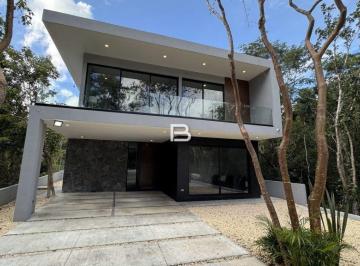 Casa · 620m² · 4 Recámaras · 2 Estacionamientos · Casa en Xpu Ha
