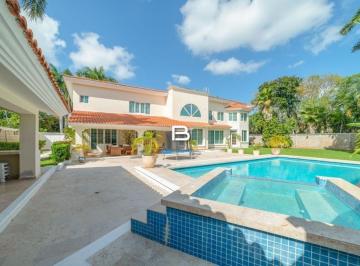 Casa · 760m² · 4 Recámaras · 3 Estacionamientos · Casa en Cancún