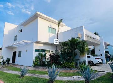 Casa · 300m² · 5 Recámaras · 3 Estacionamientos · Casa en Residencial Cumbres