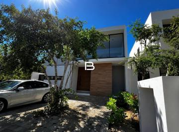 Casa · 232m² · 3 Recámaras · 2 Estacionamientos · Casa en Fraccionamiento Vía Cumbres