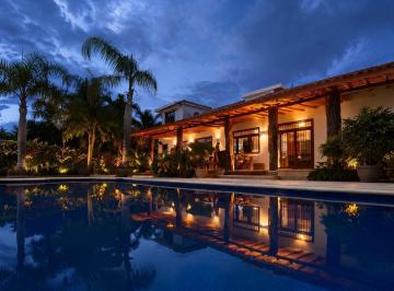 Casa · 800m² · 4 Recámaras · 3 Estacionamientos · Casa Tipo Hacienda en Venta en Residencial Campestre en Cancun