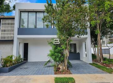 Casa · 140m² · 3 Recámaras · 2 Estacionamientos · Casa en Venta en Residencial Arbolada con Alberca Privada en Cancun