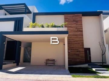 Casa · 260m² · 4 Recámaras · 2 Estacionamientos · Casa en Fraccionamiento Vía Cumbres