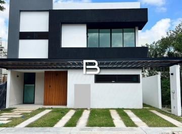 Casa · 232m² · 3 Recámaras · 2 Estacionamientos · Casa en Fraccionamiento Vía Cumbres
