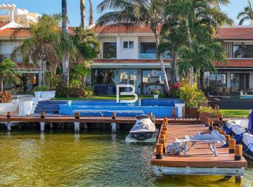 Casa · 450m² · 3 Recámaras · 4 Estacionamientos · Casa Amueblada en Venta en Isla Dorada