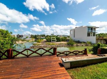 Casa · 294m² · 4 Recámaras · 4 Estacionamientos · Casa en Venta en Isla Dorada Cancún