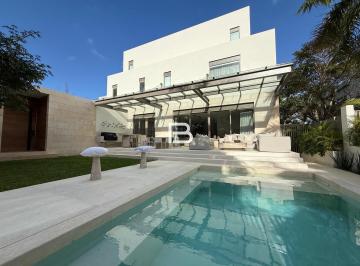 Casa · 448m² · 3 Recámaras · 4 Estacionamientos · En Venta Casa en Puerto Cancun