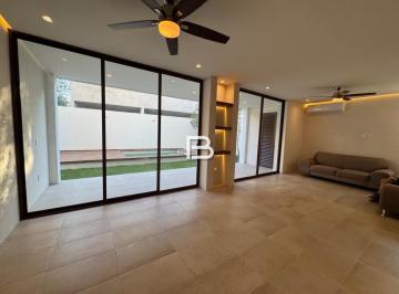 Casa · 228m² · 4 Recámaras · 2 Estacionamientos · Casa en Via Cumbres en Venta