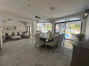 Casa · 626m² · 4 Recámaras · 3 Estacionamientos · Casa en Venta en Zona Hotelera Residencial Quetzal