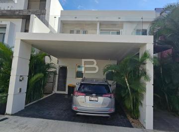 Casa · 220m² · 3 Recámaras · 2 Estacionamientos · Casa en Venta con 3 Habitaciones y Alberca en Cancún