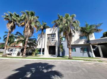 Casa · 600m² · 5 Recámaras · 4 Estacionamientos · Casa en Venta de 5 Habitaciones Residencial Villa Magna