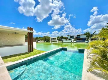 Casa · 971m² · 4 Recámaras · 8 Estacionamientos · Casa en Venta en Lagos del Sol Frente a Laguna