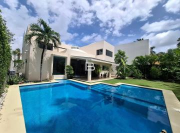 Casa · 680m² · 3 Recámaras · 2 Estacionamientos · En Venta Casa en Villa Magna Cancun