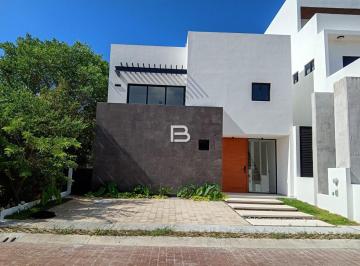 Casa · 231m² · 4 Recámaras · 2 Estacionamientos · En Venta Casa en Residencial Via Cumbres en Cancun