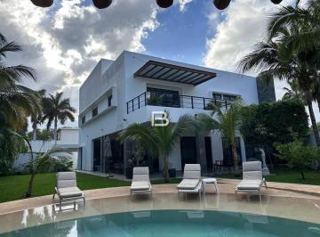 Casa · 943m² · 5 Recámaras · 2 Estacionamientos · En Venta Casa en Residencial Villa Magna en Cancun