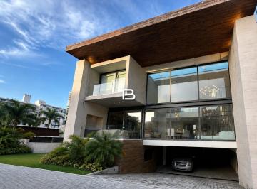 Casa · 800m² · 4 Recámaras · 6 Estacionamientos · Casa en Puerto Cancún