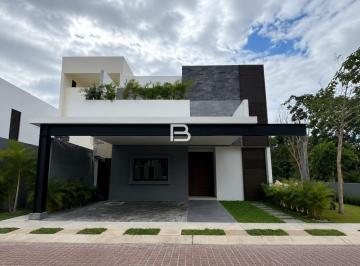Casa · 226m² · 5 Recámaras · 3 Estacionamientos · Casa en Fraccionamiento Vía Cumbres