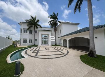 Casa · 1260m² · 4 Recámaras · 3 Estacionamientos · Casa en Venta en Residencial Lagos del Sol en Cancun