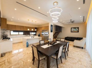 Casa · 580m² · 4 Recámaras · 2 Estacionamientos · Casa en Venta en Residencial Laguna Puerto Cancun
