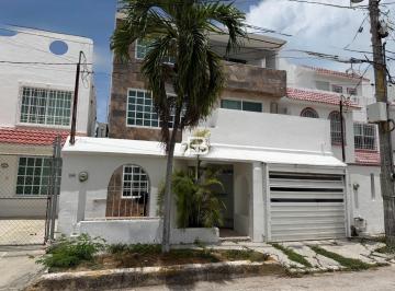 Departamento · 120m² · 5 Recámaras · 2 Estacionamientos · Casa en Venta en El Centro de Cancun con Alberca Privada
