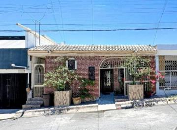Casa · 240m² · 5 Recámaras · Casa en Venta de 240 m² con Departamento Independiente - Col. Villa Los Pinos en Monterrey - 5 Rec