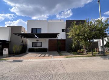 N/A · Venta de Casa Estilo Residencial Campestre en Esquina, 4 Rec, 1 en Planta Baja