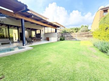 Casa · 297m² · 3 Recámaras · 2 Estacionamientos · Renta Casa en Condominio Avandaro, Valle de Bravo