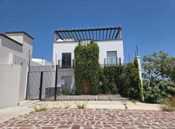 Casa · 540m² · 4 Recámaras · 2 Estacionamientos · Exclusiva Casa Amueblada en Renta con Jacuzzi en San Miguel de Allende