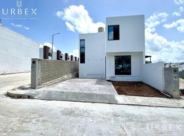 Casa · 4 Recámaras · 2 Estacionamientos · Se Vende Amplia y Bonita Casa Nueva en Esquina en Residencial Hacienda Pomoca, Campeche