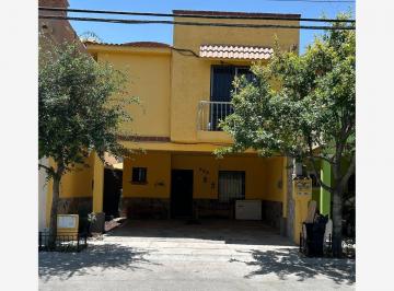 1 · Casa en Renta en Portal del Pedregal, Saltillo: Amplia y Bien Ubicada