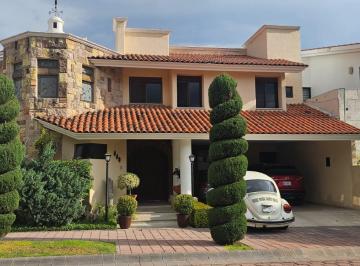 Casa · 400m² · 4 Recámaras · 4 Estacionamientos · Casa en Renta en Jardines del Campestre