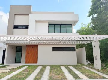 Casa · 232m² · 3 Recámaras · 2 Estacionamientos · Casa en Venta en Residencial Vía Cumbres