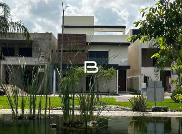 Casa · 310m² · 4 Recámaras · 3 Estacionamientos · Casa en Fraccionamiento Vía Cumbres